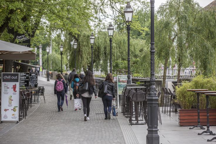 Današnje Cankarjevo nabrežje je nekoč nosilo cesarjevo ime, po Francu I., očetu prestolonaslednika Franca Karla. Pisateljevo je dobilo v valu preimenovanj ulic po prvi svetovni vojni, natančneje 15. julija 1919. Nabrežja se je danes pogovorno med ljudmi prijelo tudi ime Plaža, saj z obljudenimi lokali ter obedovalnicami ob reki in številnimi mimoidočimi spominja na morsko promenado.  | Foto: 