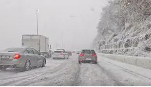 Dalmacijo zajelo močno sneženje, vozniki v težavah #video