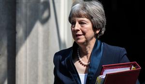 Mayeva napovedala nov predlog za mejo z Irsko po brexitu