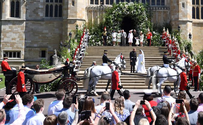 Na poroki so se kraljevi člani družili s hollywoodskimi zvezdami. | Foto: Reuters