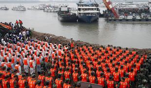 Število žrtev nesreče kitajske ladje preseglo 430, 11 ljudi še pogrešajo