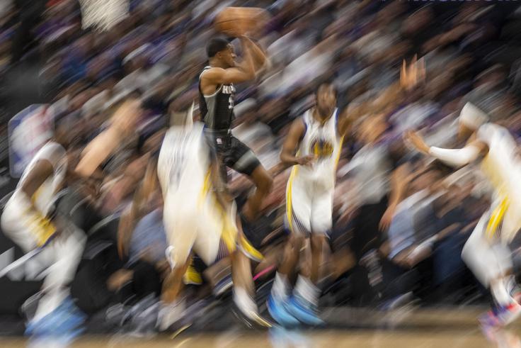 De'Aaron Fox v ligi NBA igra že šest sezon, a se o njem ne govori toliko kot o številnih drugih zvezdnikih ameriških košarkarskih parketov. Morda zato, ker se je šele letos prvič s Sacramento Kings uvrstil v končnico. Ekipa iz severne Kalifornije v izločilnih bojih ni igrala že od leta 2006. V rednem delu sezone so zmagali 48 tekem in 34 pa izgubili. | Foto: Reuters