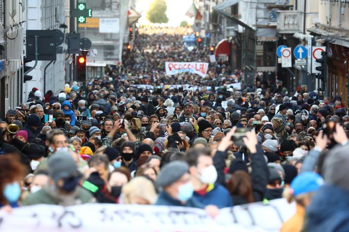 protest Trst proti covidnemu potrdilu 06112021 | Shod po napovedih varuje okoli 400 policistov. Ti že od petka nadzorujejo tudi mesto in vstop vanj iz Slovenije in drugih delov Italije. | Foto Reuters
