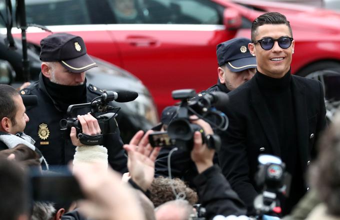 Zaradi obtožbe o davčni utaji se je na sodišču znašel tudi Cristiano Ronaldo, a se nato izognil zaporni kazni. | Foto: Reuters