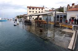 Na obali se je oglasila sirena, Tartinijev trg spet pod vodo #foto #video