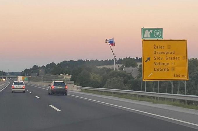 Zastava stoji blizu izvoza za Žalec na štajerski avtocesti. | Foto: osebni arhiv/Lana Kokl