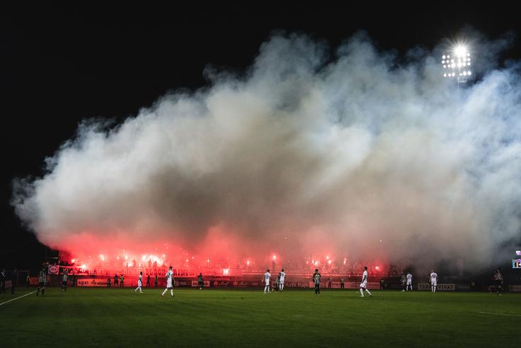 Mura je v soboto čestitala navijaški skupini Black Gringos za 30. rojstni dan z zmago nad Olimpijo. | Foto: Blaž Weindorfer/Sportida