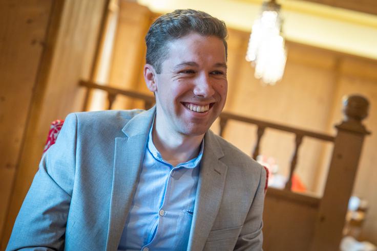"Nas je sedem in tudi s finančne plati naša zgodba ne pomeni Sašo z bandom. Nanje gledam kot na svoje kolege. Sam s harmoniko ne morem narediti tega, kar lahko s skupino." | Foto: Gaja Hanuna