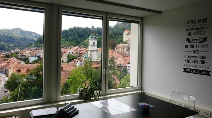 Njihove pisarne nudijo lep pogled na stari del Škofje Loke. | Foto: Urška Makovec