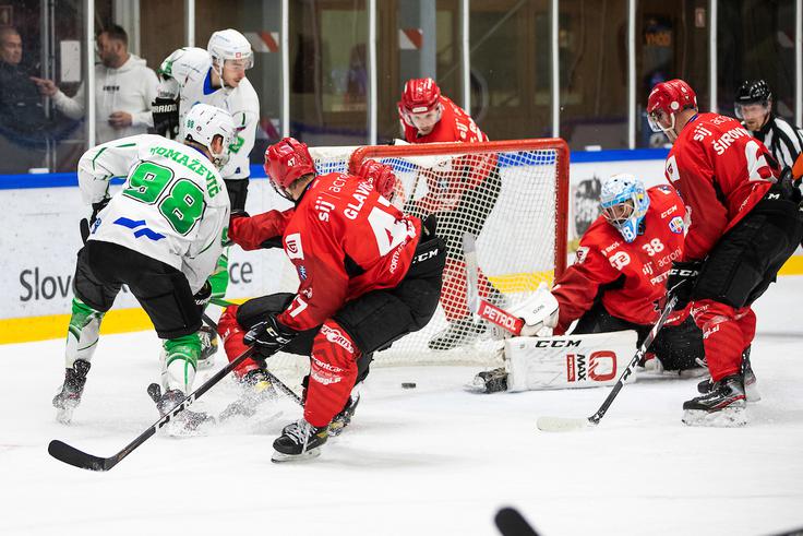 V torek se bosta večna tekmeca za točke državnega prvenstva pomerila v dvorani Podmežakla. Srečala sta se že v finalu pokala, ko je zmagala Olimpija, ki bo v vlogi favorita. V kakšni zasedbi bodo zmaji nastopili v gosteh, ni povsem jasno, je pa jasno, da je njihova prioriteta liga ICEHL. | Foto: Grega Valančič/Sportida