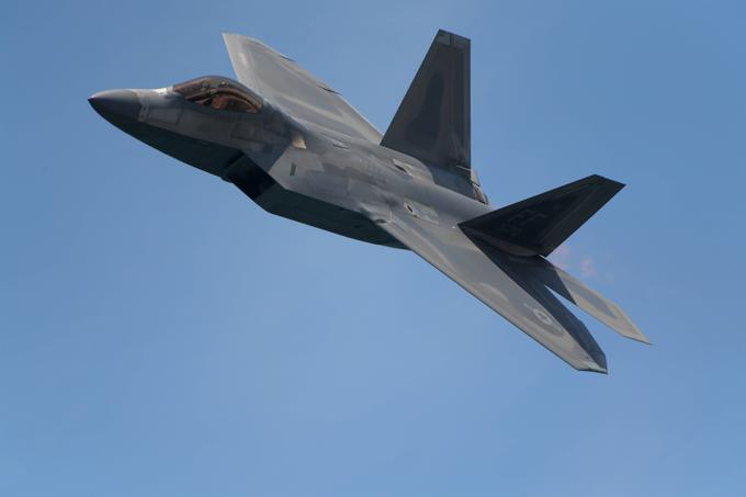 Najsodobnejša bojna letala F-22 raptor dosegajo nadzvočne hitrosti in nosijo različne vodene izstrelke. | Foto: AP / Guliverimage