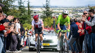 Zakaj je cestno dirko končalo samo 17 kolesarjev? Krivo je "absurdno pravilo". #video