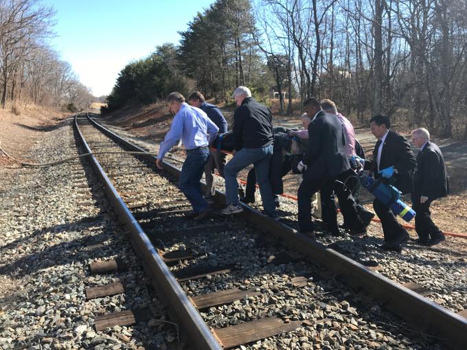 Reševanje ponesrečenih po trčenju vlaka s tovornajkom | Foto: Reuters