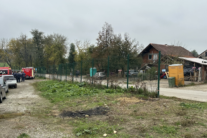 Dobruška vas | Novomeški policisti so bili v sredo zvečer obveščeni, da je na dvorišče stanovanjske hiše v Mihovici, kjer so bili takrat trije moški, padel izstrelek. Poškodovan ni bil nihče, po prvih ugotovitvah policije pa je bilo pred tem slišati streljanje v Dobruški vasi. Dogodek je znova sprožil pozive lokalne skupnosti k takojšnjemu in sistemskemu ukrepanju policije in pristojnih ministrstev. | Foto STA