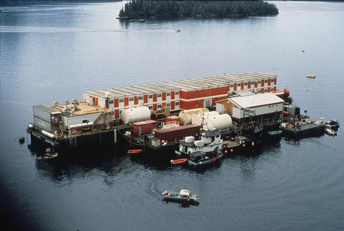 Exxon je zaradi velikega števila osebja, ki je čistilo obalo, na Aljasko pripeljal precej takšnih plavajočih hotelov, v katerih so bivali čistilci.  | Foto: ARLIS / Obalna straža ZDA