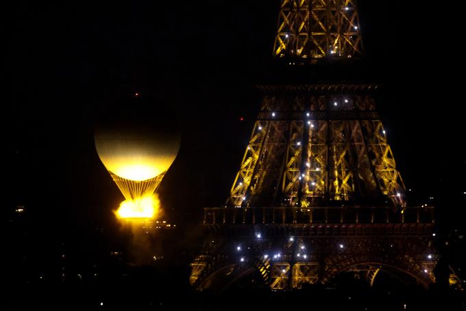 Štiri ure po začetku slovesnosti je v nebo poletel balon z olimpijskim ognjem. | Foto: Reuters