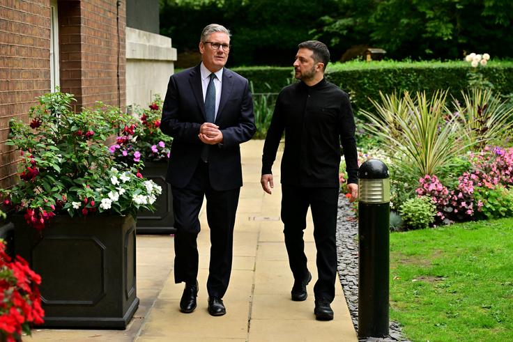 Starmer in Zelenski ob srečanju, ki je po poročanju britanskega BBC trajalo približno uro, nista dajala izjav za novinarje. So pa iz urada britanskega premierja po srečanju sporočili, da obstaja možnost za napredek na srečanju med Trumpom in ruskim predsednikom Vladimirjem Putinom v petek na Aljaski, "če bo Putin ukrepal in dokazal, da misli resno glede miru". | Foto: Reuters