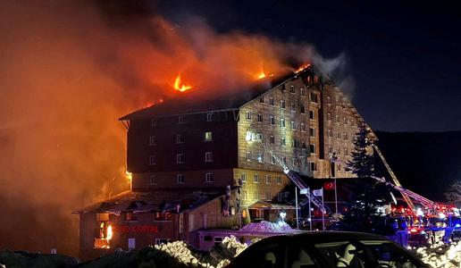 Število žrtev požara narašča, aretirali devet ljudi #video