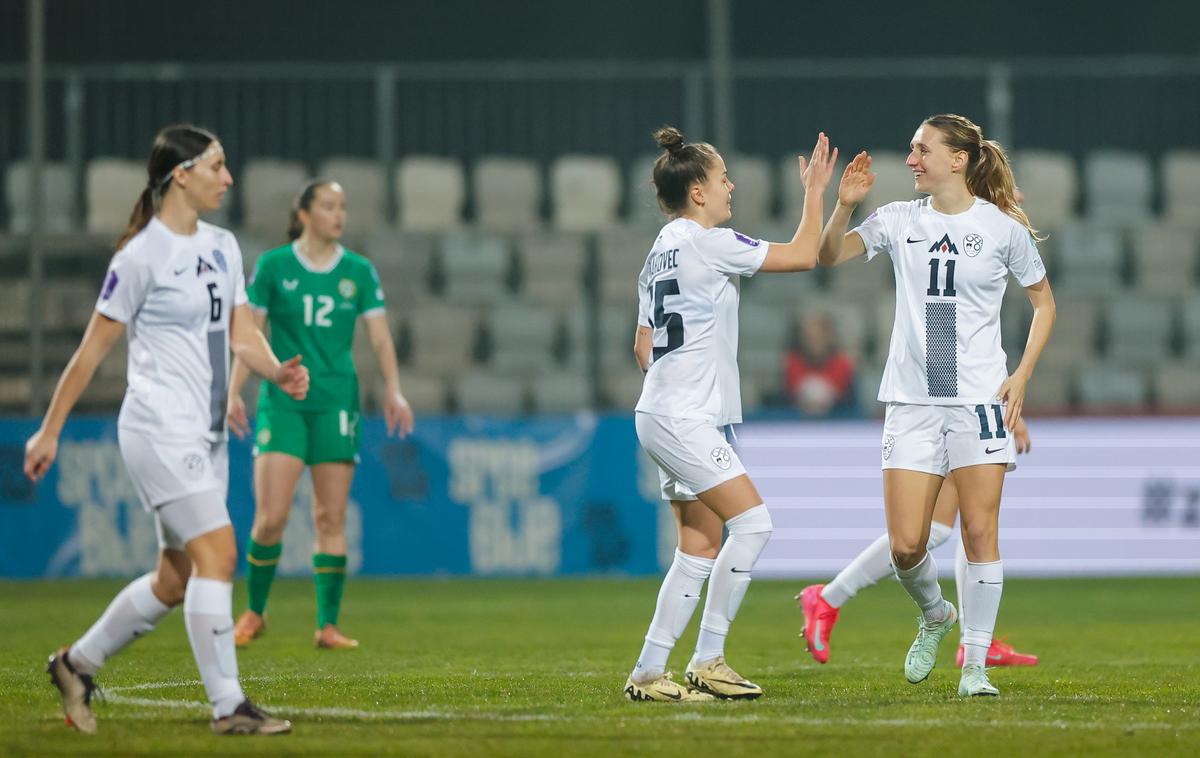 slovenska ženska nogometna reprezentanca Lara Prašnikar | Slovenke so na koprski Bonifiki Irke premagale s kar 4:0. | Foto Aleš Fevžer