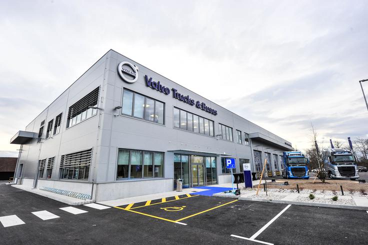 Novi servisni center je postavljen ob avtocesti v industrijski coni Zadobrova. | Foto: Gašper Pirman