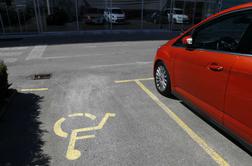Vse za brezplačno parkiranje: ujeli dve osebi z dokumenti umrlih invalidov