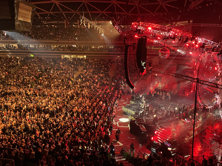 Dvorana je večkrat med koncertom vstala, nekateri so tudi zaplesali. | Foto: Siol.net