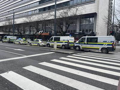 Policijska akcija na Bavarskem dvoru: kaj se dogaja?