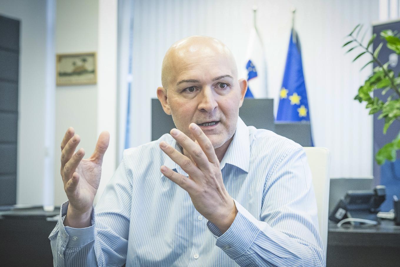 Kdo krade avtonomijo učiteljem? Spopad sindikatov, zbornice in ministrstva