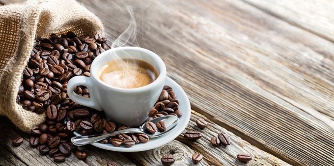 Kavni pilingi pomagajo pri zdravljenju celulita na različne načine. Kava je bogata tudi z antioksidanti, ki pripomorejo k bolj zdravemu tonu kože. | Foto: Getty Images