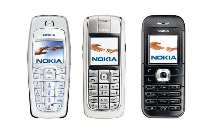 Poceni mobilni telefon (Nokia 6010 skrajno levo), ki so ga uporabniki opisali kot "dobro in trdno izdelanega z odličnim signalom in zelo dobrim trajanjem baterije". | Foto: 