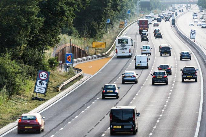 Prva rumeno označena odstavna niša na avtocesti v Veliki Britaniji. | Foto: Highways England