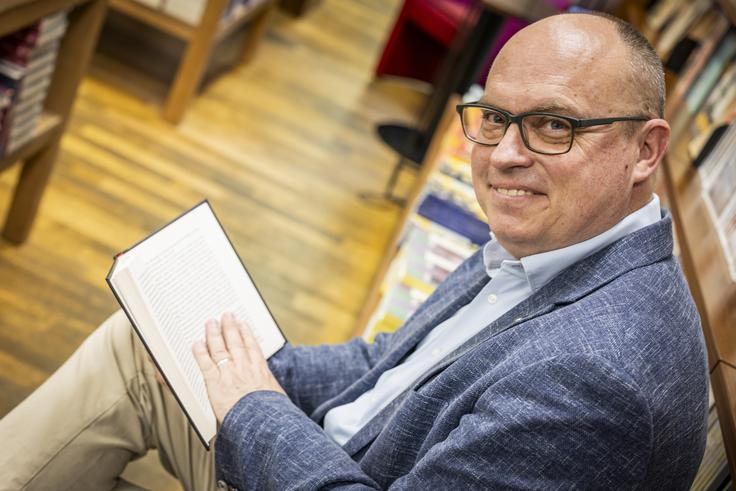 "Živimo v času epidemije osamljenosti, kar je res popoln paradoks. Smo bolj povezani kot kadarkoli in hkrati bolj osamljeni kot kadarkoli. To me res skrbi. In to, da smo si začeli eksperimentalno ustvarjati umetna bitja s pomočjo umetne inteligence, za katera mislimo, da sočustvujejo z nami, da nas razumejo in poslušajo ... Ne vem, kako se bomo izvili iz tega," se sprašuje Podjed. | Foto: Bojan Puhek