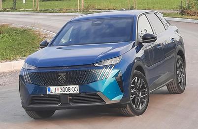 Hibridni peugeot 3008 – 11 tisoč evrov in pol tone pod električnim zmore veliko #foto