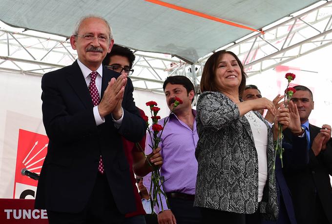 Glavni opozicijski kandidat Kemal Kilicdaroglu z ženo na enem od predvolilnih zborovanj. | Foto: Guliverimage/Vladimir Fedorenko