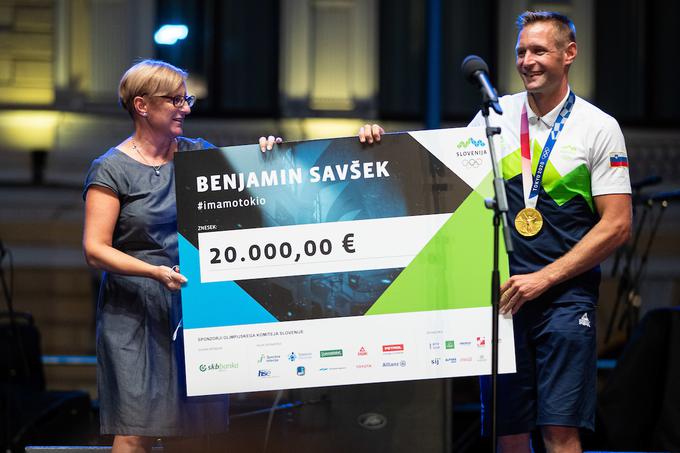 Zlati Beni je prejel posebno denarno nagrado iz rok članice uprave Telekoma Slovenije Barbare Galičič Drakslar. | Foto: Grega Valančič/Sportida