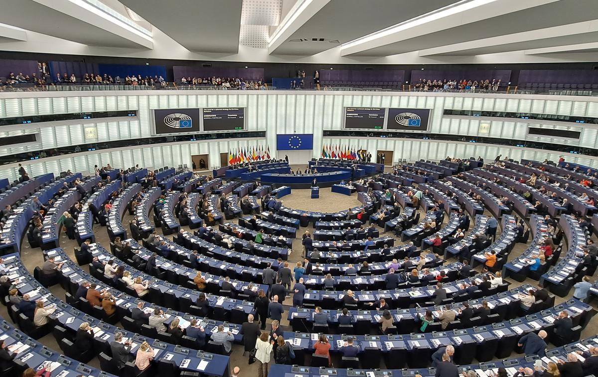 Evropski parlament Strasbourg | V resoluciji, sprejeti s 500 glasovi za, 21 proti in 24 vzdržanimi, so poslanci obsodili napad Hamasa, izrazili podporo Izraelu in njegovim prebivalcem ter poudarili potrebo po "odstranitvi teroristične organizacije Hamas". Pozvali so še k izpustitvi vseh ugrabljenih talcev. | Foto K. M.