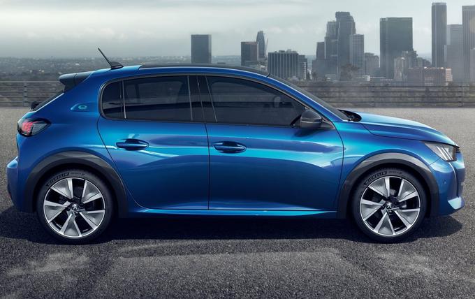 Vroča jesenska novost bo tudi električni peugeot 208. Kapaciteta njegove baterije bo 50 kilovatnih ur, kar bo moralo zadoščati za vsaj realnih 300 kilometrov dosega. | Foto: Peugeot