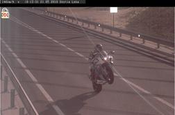 Ujet v "akciji": Motorist po zadnjem kolesu mimo radarja #foto