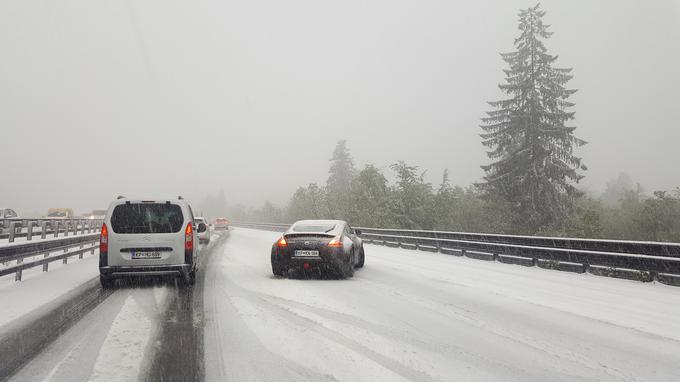 Sneg povzorča težave na primorski avtocesti. Foto: Metka Prezelj | Foto: 