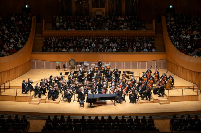 Orkester Slovenske Filharmonije | Orkester je med 16. novembrom in 2. decembrom gostoval v Aziji, kjer je izvedel tri koncerte v Južni Koreji in šest koncertov na Japonskem. V družbi solistov je v arhitekturno navdihujočih in akustično dovršenih dvoranah predstavljal tako nekatera najprepoznavna dela evropskega simfoničnega repertoarja kot skladbe slovenskih skladateljev, so zapisali v sporočilu za javnost. Ljubitelji klasične glasbe so izvedbe z navdušenjem sprejeli v napolnjenih dvoranah, so sporočili iz orkestra. | Foto Won Hee Lee