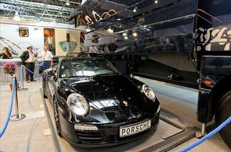 Volkner Mobil Performance II – bivalnik s porschejem v garaži