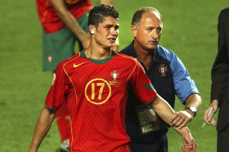 Grčija je bila boljša od Portugalske tudi v velikem finalu, ko je v Lizboni zmagala z 1:0 in zavzela evropski prestol. Mladi zvezdnik Cristiano Ronaldo ni mogel zadrževati solza. | Foto: Guliverimage