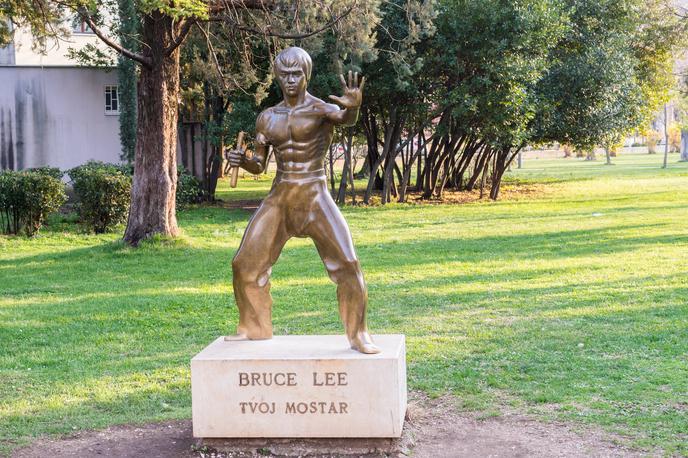 Bruce Lee Mostar | Kip legendarnega Brucea Leeja je v parku največjega hercegovskega mesta stal vse od leta 2005 in je predstavljal simbol povojne sprave.  | Foto Guliverimage