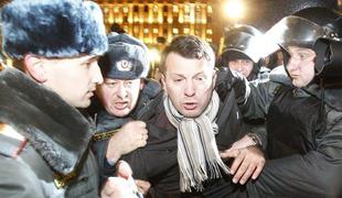 Na protestih v Rusiji znova več sto aretiranih