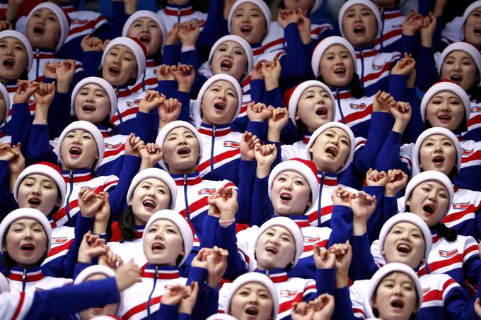 Režim v Pjongjangu je na igre k južni sosedi poslal tudi delegacijo severnokorejskih navijačic, ki so z nenavadnim navijanjem plenile poglede na številnih tekmovanjih. Različne športne dogodke, tudi otvoritveno in zaključno slovesnost, je obiskala tudi delegacija severnokorejskega režima, čeprav v Severni Koreji o največjem športnem dogodku na svetu menda sploh niso poročali. | Foto: Reuters