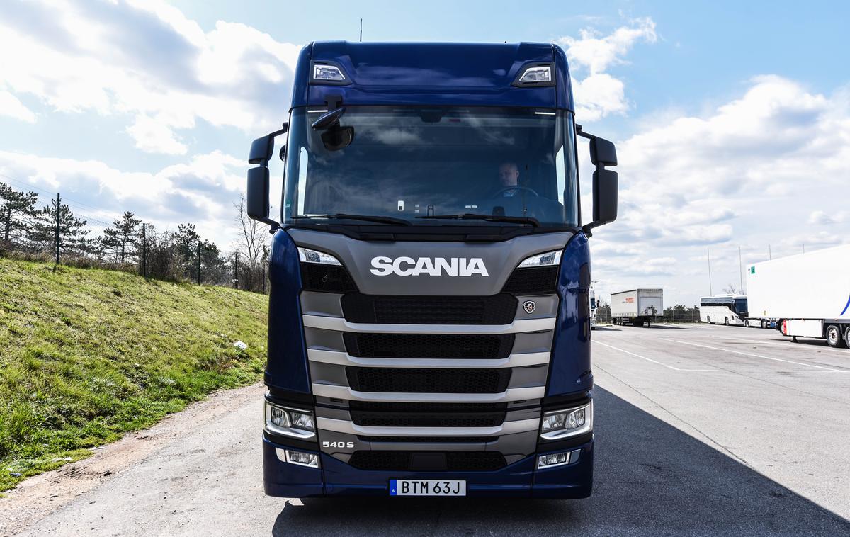 Scania 540 S | Veliko poudarka dajejo tudi na izobraževanju voznikov in lastnikov podjetij. Le tako bo izkoristek tako modernih tovornjakov maksimalen in tudi vožnja učinkovita. | Foto Gašper Pirman