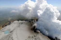 Japonski vulkan spet grozi, v nevarnosti tudi reševalci