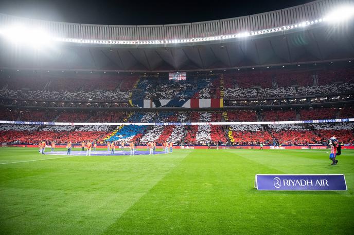 Atletico Madrid | Španski nogometni prvoligaš Atletico Madrid je sporočil, da je navijaču, ki je na nedeljskem mestnem derbiju proti Realu na igrišče odvrgel predmet. | Foto Guliverimage