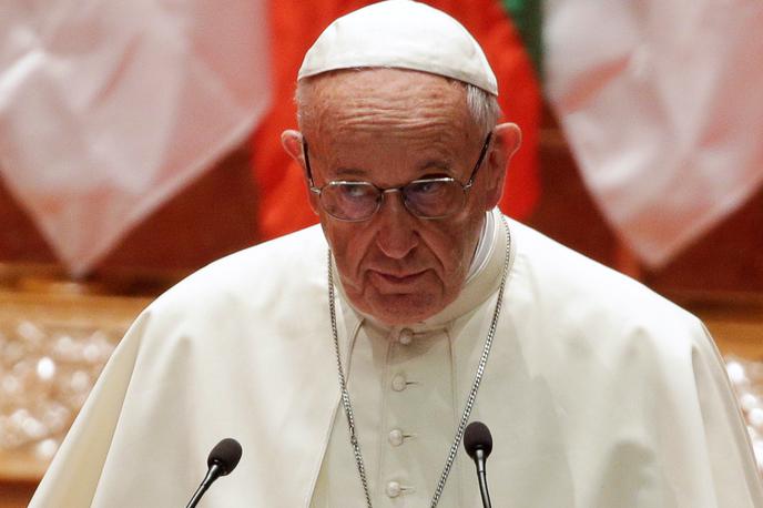Papež Frančišek Mjanmar | Papež je novinarjem dejal, da bi moralo biti uradno posredovanje zadnji korak v diplomaciji. Vatikan in mednarodna skupnost bi morala pred tem po njegovem narediti več drugih korakov. | Foto Reuters