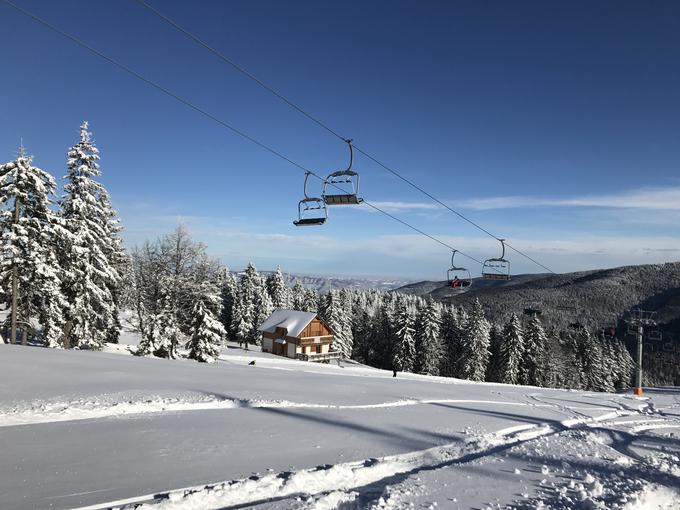 Smučanje na Kopah je pravi zimski užitek za vse ljubitelje tega športa. Na tem smučišču boste našli raznolike možnosti za smučanje in deskanje na snegu, ne glede na vašo izkušenost. | Foto: arhiv naročnika